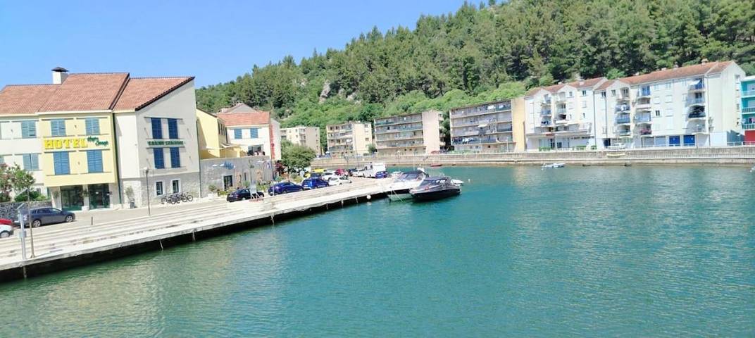 Ferienwohnung für 4 Personen, mit Balkon und Terrasse sowie Ausblick in Obrovac