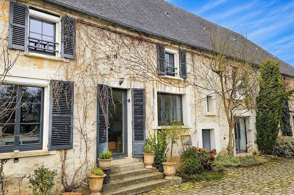 Charming House in Laon• Indoor pool in Laon, Aisne