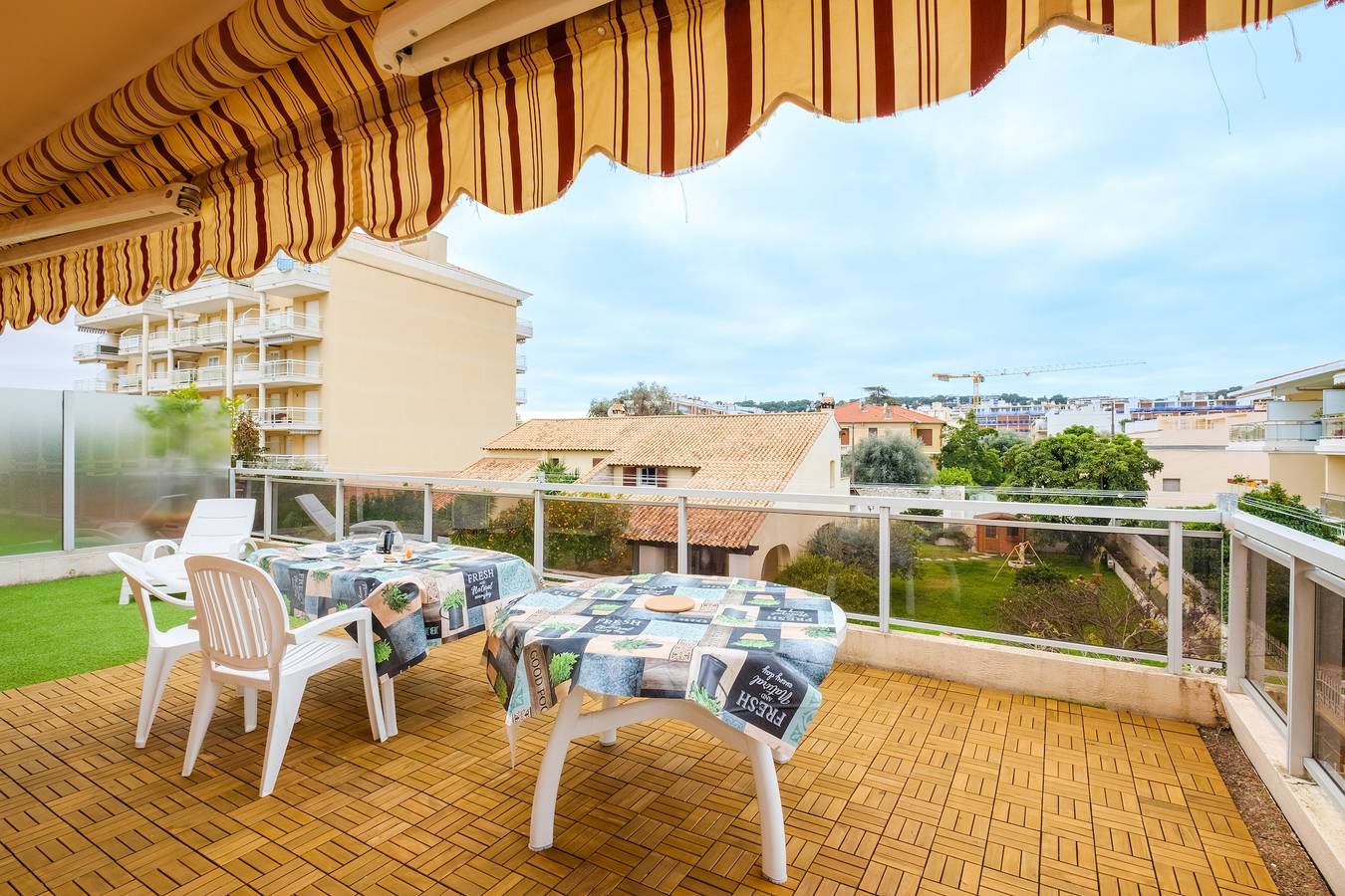 Entire studio, Studio Apartment 'Riviera Beach Anemone' with Mountain View, Wi-Fi and Air Conditioning in Roquebrune-Cap-Martin, Mediterranean Coast (France)