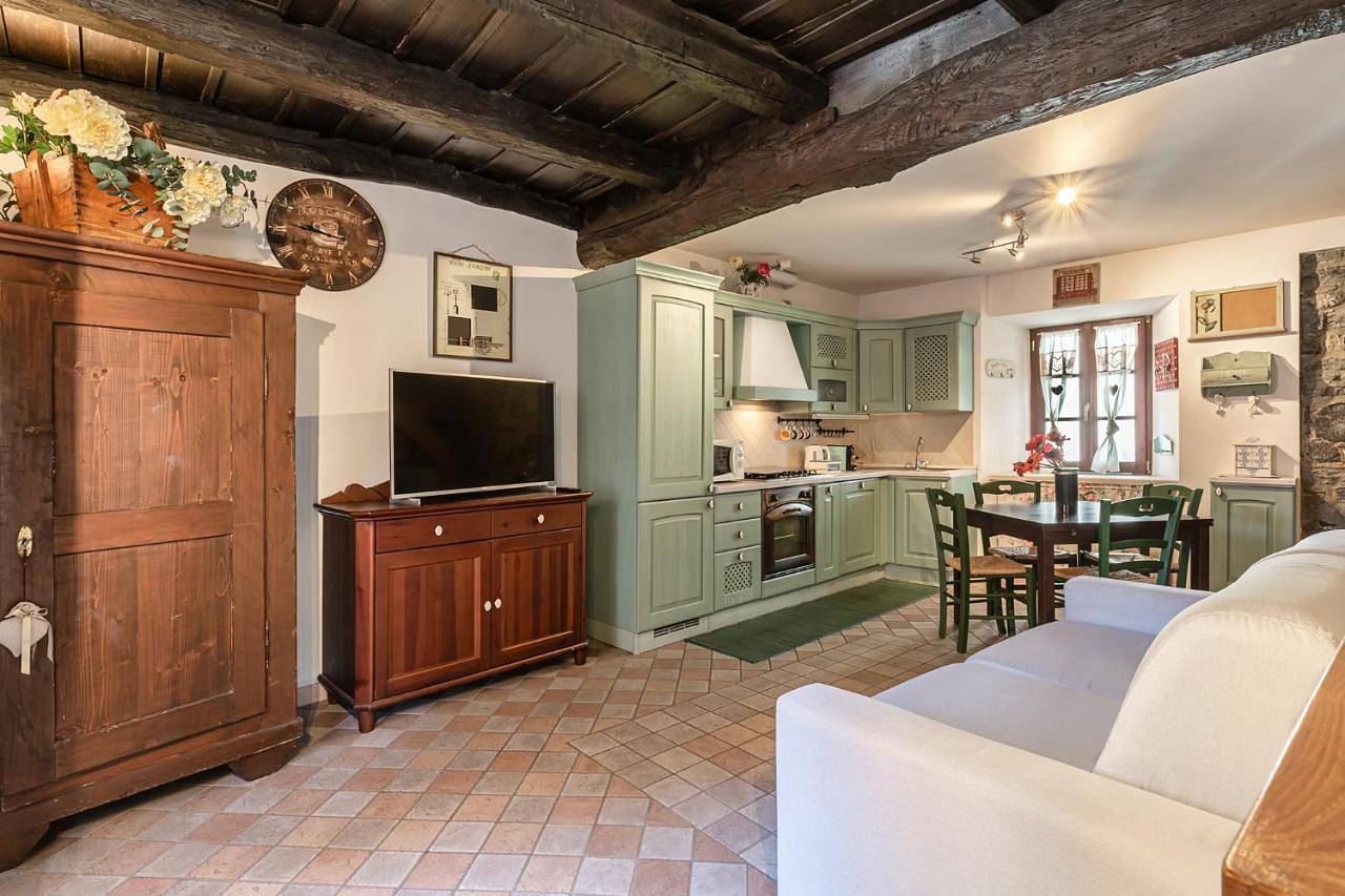 Casa al Lago di Como in Riva Cernobbio in Holmes Lido (Cernobbio), Cernobbio