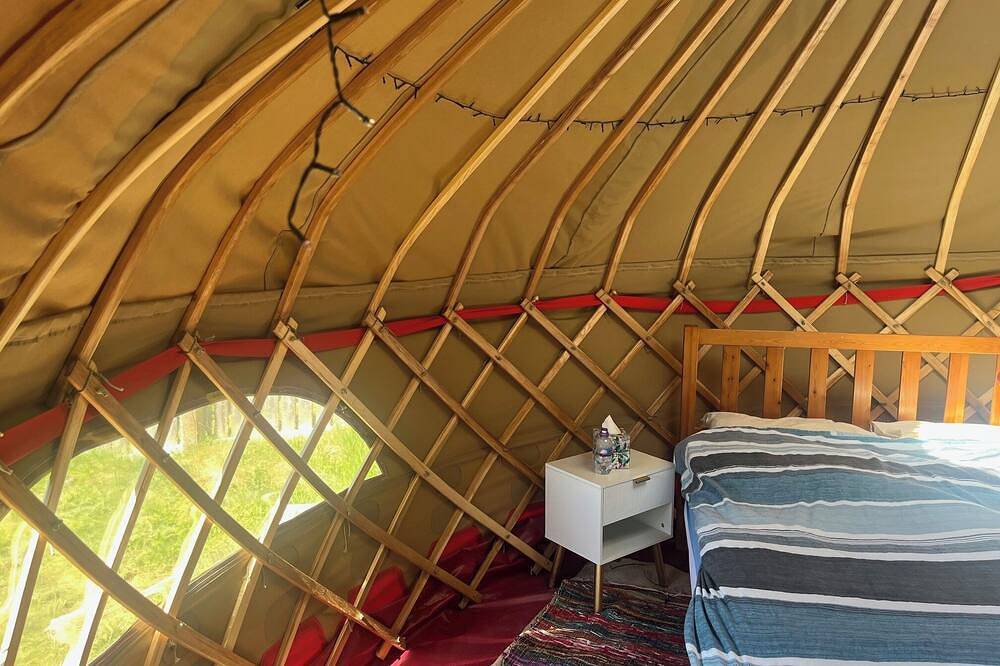 Spacious Yurt - Sleeps 2 -River and mountain view in Contin, Highlands