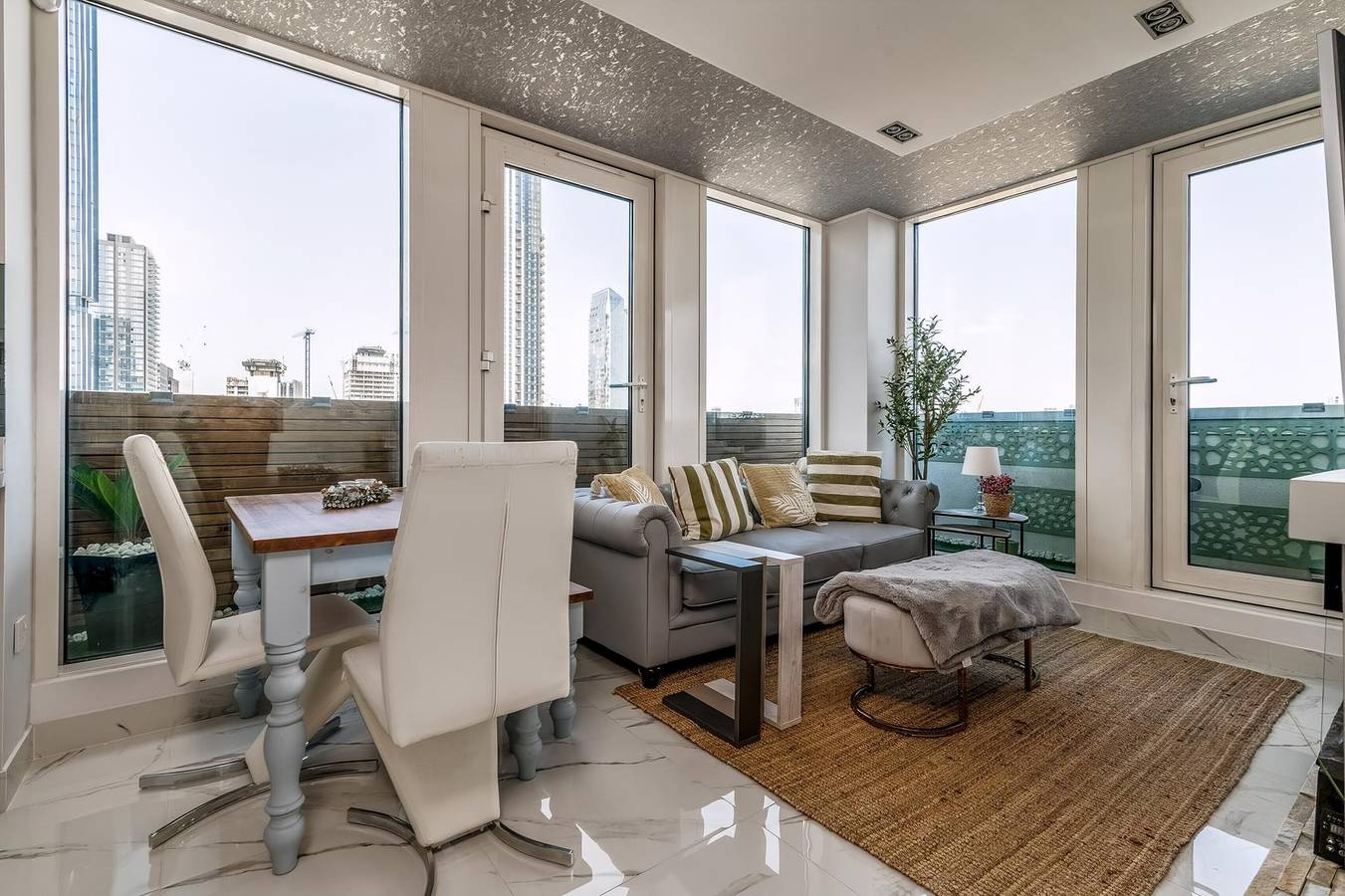 Ganze Wohnung, Canary Wharf Retreat with Free Secure Parking in Tower Hamlets, London
