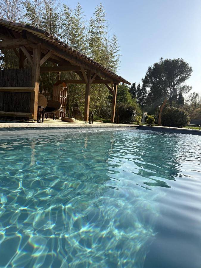 Chambre d’hôte pour 4 personnes, avec Terrasse ainsi que Piscine et Vue à Plan-d'Orgon