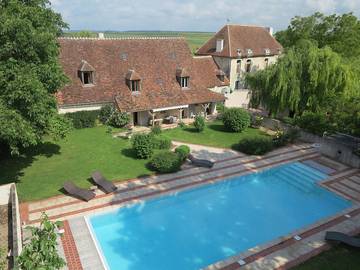 Gîte pour 12 personnes, avec terrasse ainsi que piscine et jardin, animaux acceptés dans le Cher