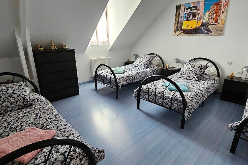 Gîte de charme 12 personnes près du Mans avec piscine chauffée in Changé, Sarthe