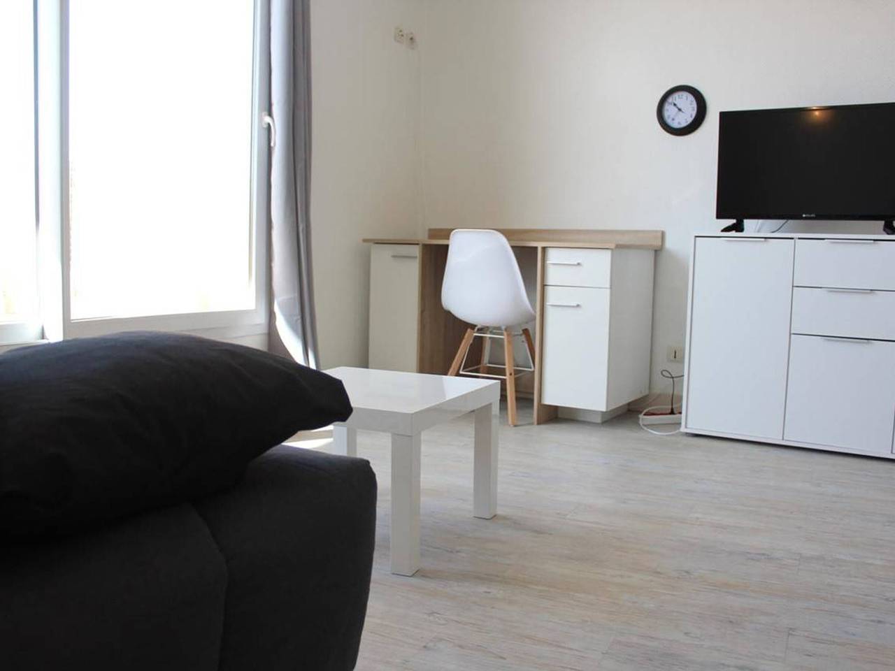 Entire apartment, Studio Cabin La Rochelle with Balcony and Private Parking in La Rochelle, La Rochelle region