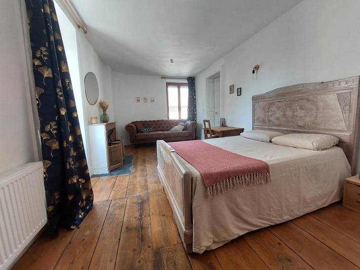 Chambre d’hôte pour 3 personnes, avec jardin ainsi que piscine et vue à Villebois