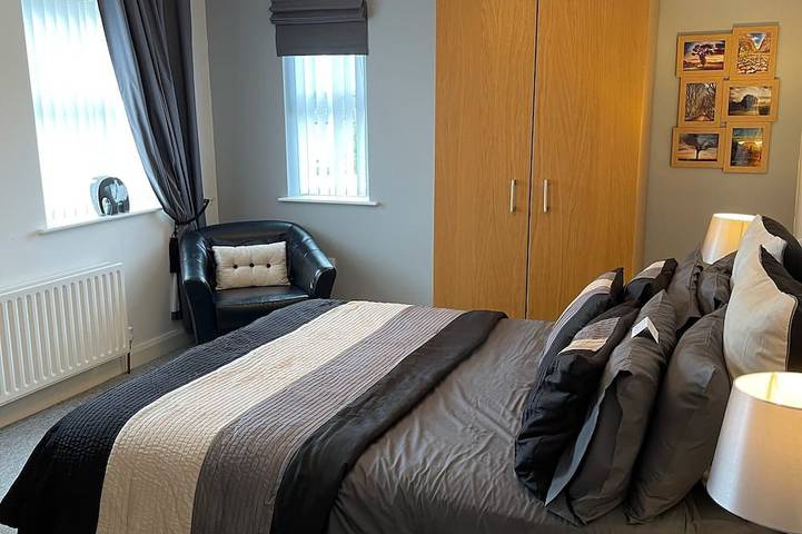 The Grange, Portrush. Deluxe holiday home, 8 beds, up to 12 guests, 6 bedrooms. in Portrush, County Antrim