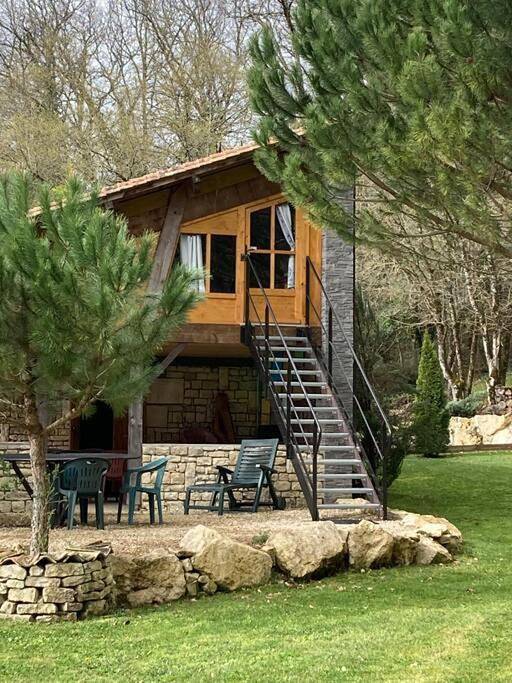 Gîte pour 3 personnes, avec Terrasse ainsi que Jardin et Vue à Chazelles