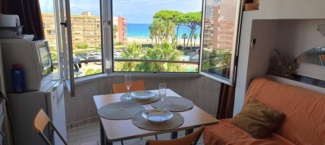 Apartamento para 4 personas, con vistas además de piscina y jardín en Vilaseca