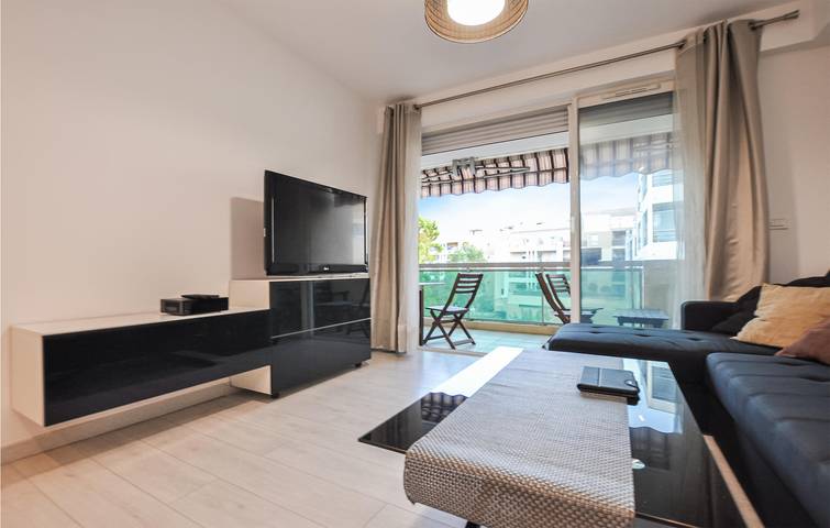 Appartement de vacances entier, 2km Beach Apartment with AC, Parking & Terrace in La Bocca, Cannes