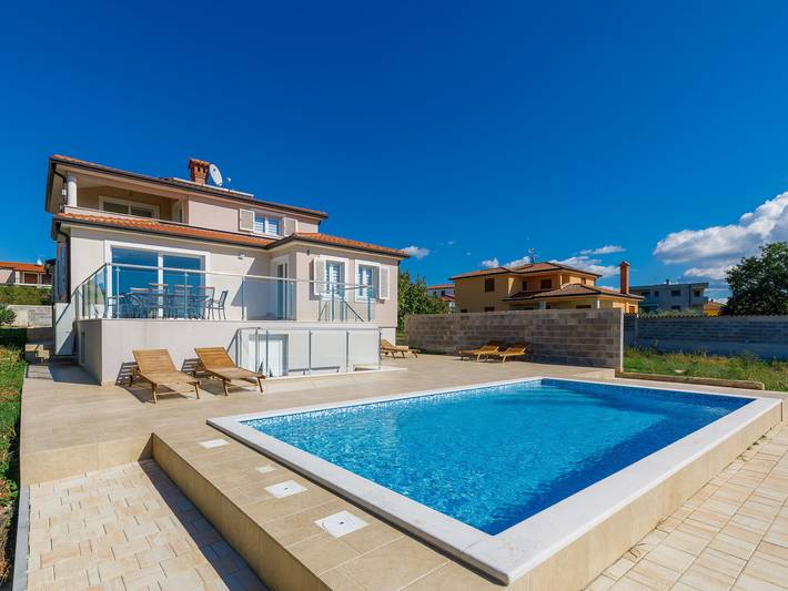 Ferienhaus für 8 Personen, mit Terrasse und Pool sowie Garten in Umag