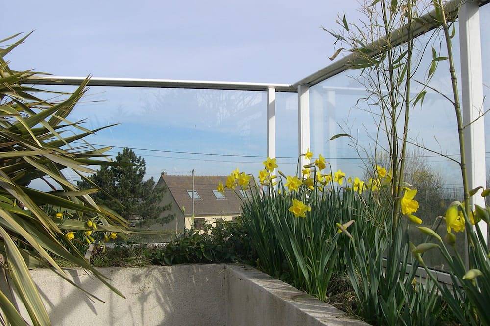 Quiet comfort cottage, sea view, terraces and heated indoor pool in Ver-sur-Mer, Côte de Nacre