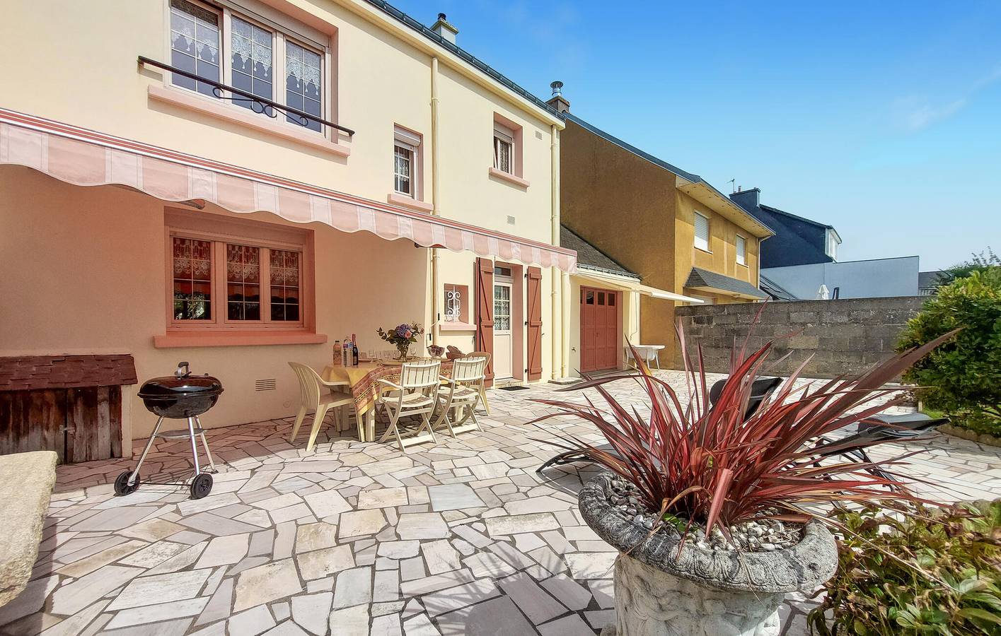 Appartement de jardin moderne avec parking, TV, terrasse - 2km de la plage in Riantec, Côte des Mégalithes