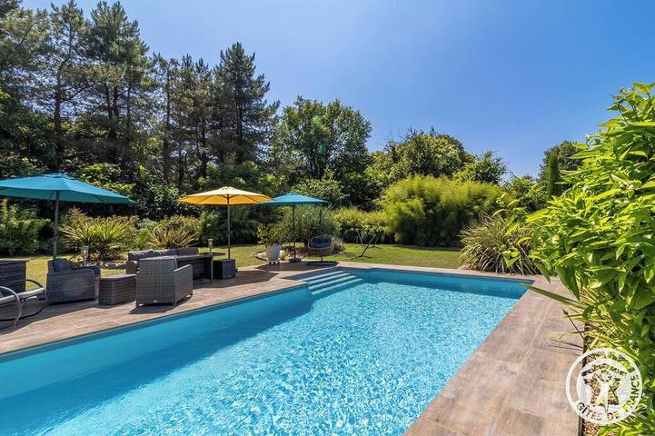 Location de vacances pour 6 personnes, avec Jacuzzi et Terrasse ainsi que Jardin et Piscine à Angrie