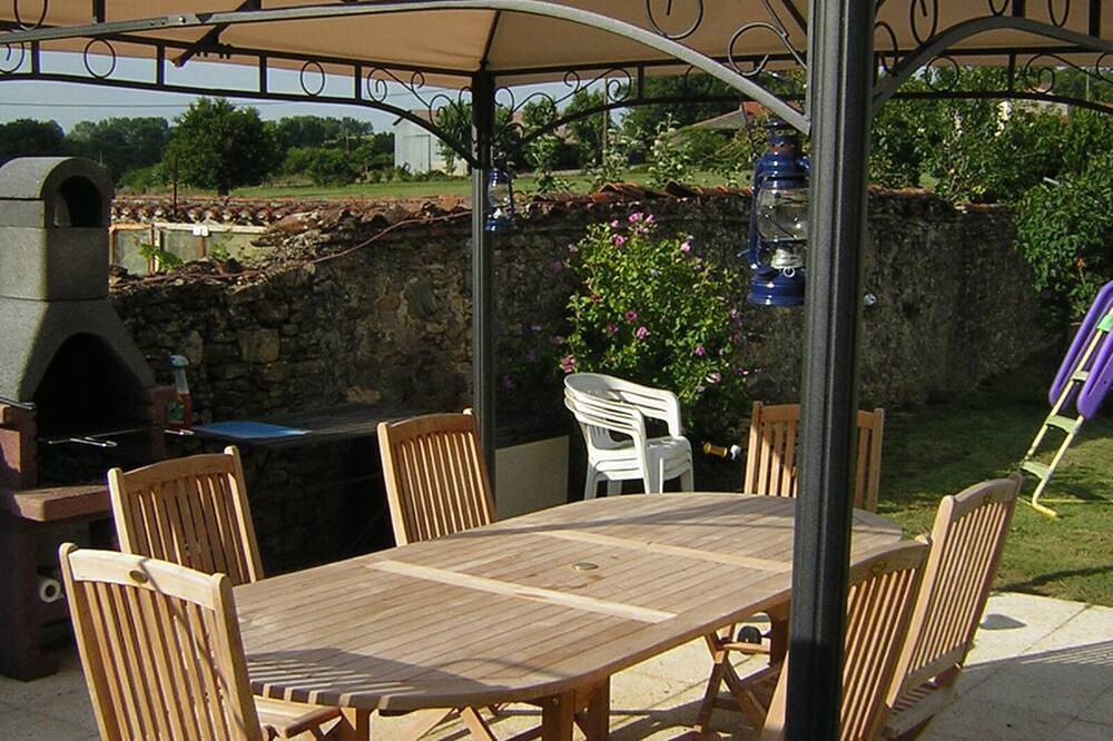Cottage Dans le charmant village médiéval de la Vendée avec piscine chauffée in Bazoges-en-Pareds, Fontenay-le-Comte