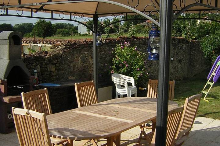 Cottage In Delightful Vendee Medieval Village with  heated swimming pool in Bazoges-en-Pareds, Fontenay-le-Comte