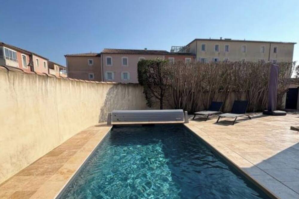 Magnificent villa with Jacuzzi, pétanque pool and large garden in Fourques, Nimes region
