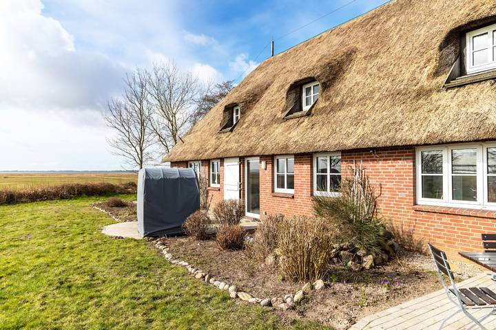 Entire apartment, Holiday Apartment "Schipp Landen Frida" with Shared Garden & Wi-Fi in Schobüll, North Friesland
