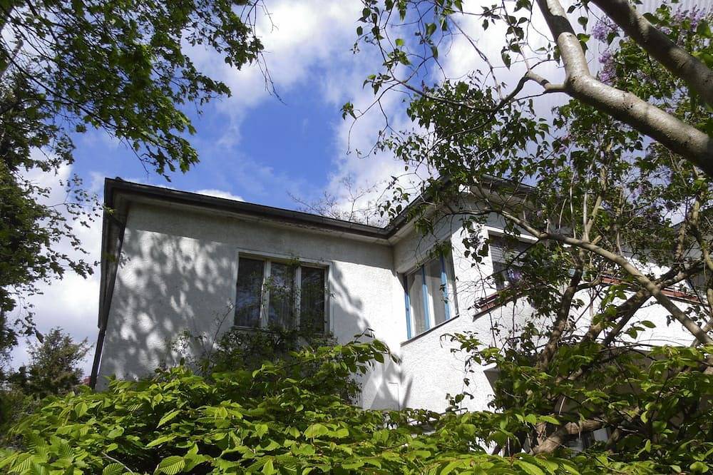 Ah, Villa West in grüner Berliner  Innenstadt,  wartet zeitweise auf liebe Gäste in Westend Berlin, Berlin