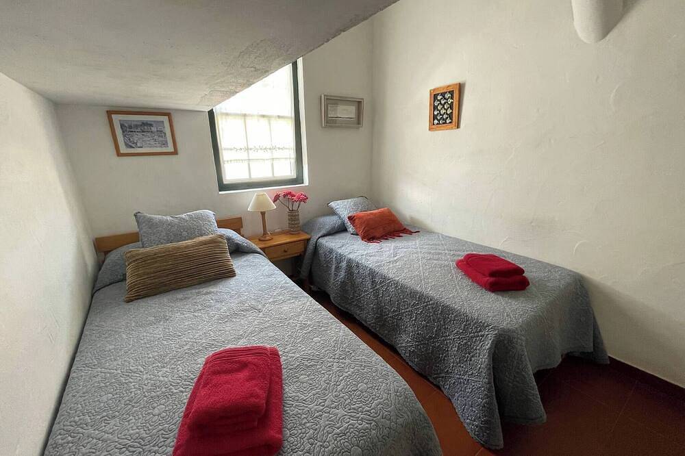 Entire apartment, Spacious apartment in a quiet area near the sea in Fornells, Es Mercadal