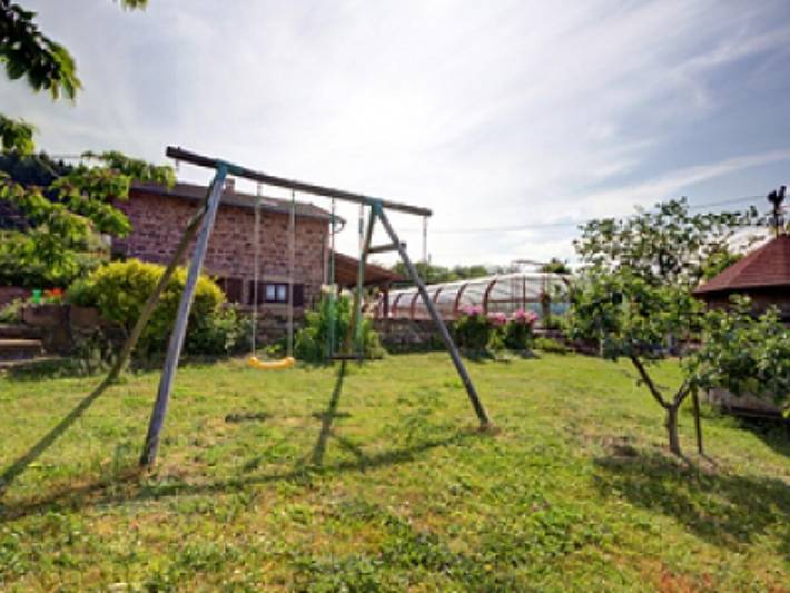 Landhaus 'Gite Les Cerisiers' mit privater Terrasse, privatem Garten und Wlan in Sevelinges, Roanne und Umgebung