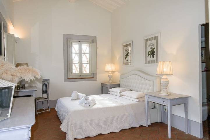 Villa privata in Toscana immersa nelle vigne con piscina WiFi e centro benessere in Camaiore (Toscana), Riviera Toscana