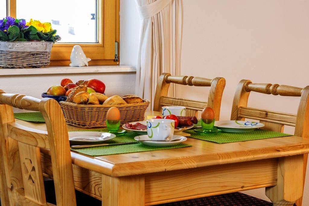 Ganze Ferienwohnung, Haus am Primelweg - Exklusive Ferienwohnung Wiesenblick mit Balkon in Reit im Winkl, Bayerische Alpen