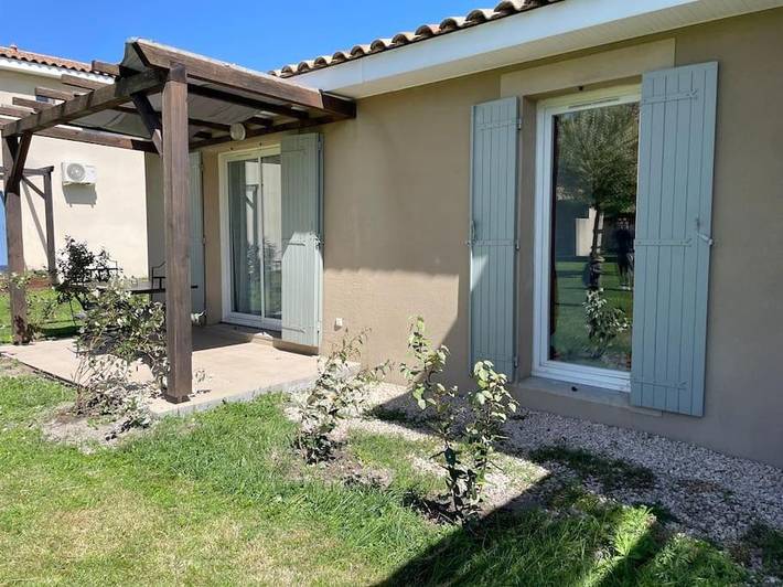 Appartement de vacances pour 4 personnes, avec piscine ainsi que vue sur le lac et jardin