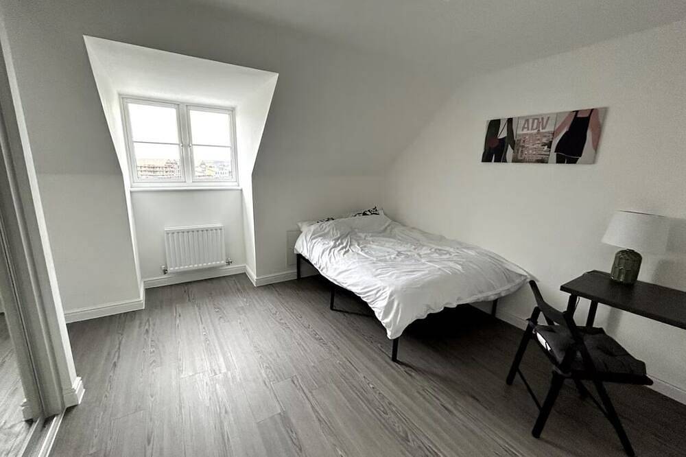 Luxury 4-Bed Home Sleeps 8 | Parking, Ev Charger & | Near Ebbsfleet Intl in Swanscombe and Greenhithe, Dartford