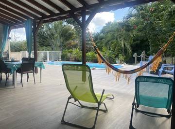 Cottage pour 4 personnes, avec piscine ainsi que jardin et terrasse dans Anse Mitan