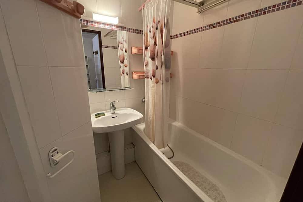 Entire apartment, Comfortable T2 with balcony in the heart of the resort, close to slopes and shops in Le Lioran, Laveissière