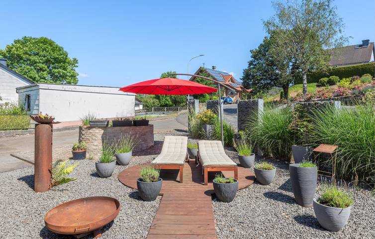 Ganze Ferienwohnung, Saxler Appartement mit Terrasse, Parkplatz & Satelliten-TV in Gillenfeld, Vulkaneifel