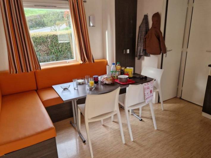 Mobil home pour 6 personnes, avec terrasse et piscine à Saint-Geniez-d'Olt - 2