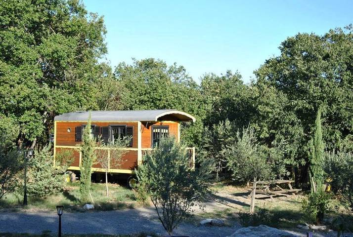 Gîte pour 5 personnes, avec piscine et terrasse ainsi que jacuzzi et sauna