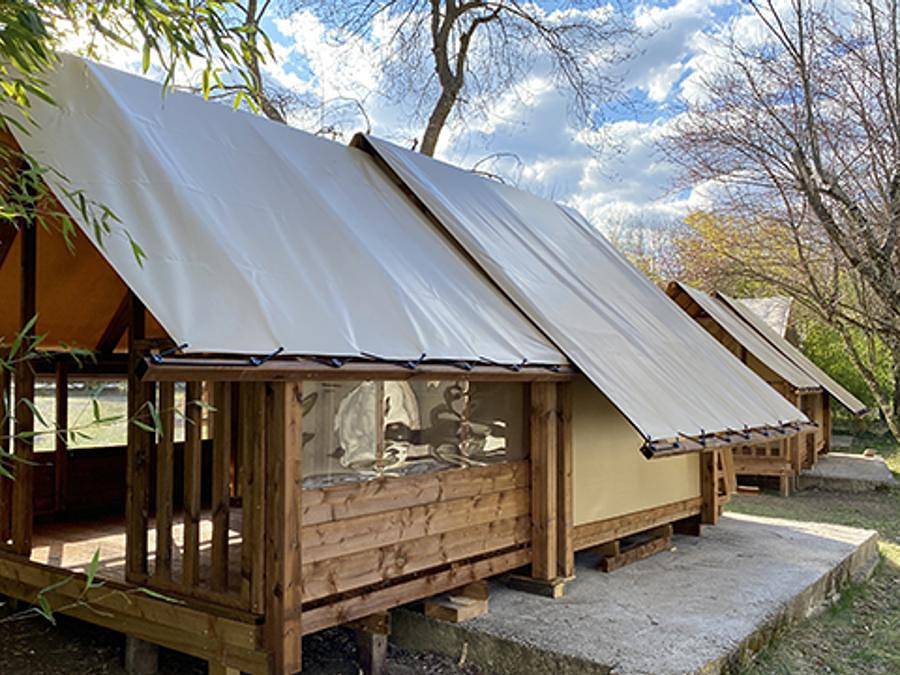 Flower Camping Saint Amand - Tienda de lona y madera 2 personas - Ciclolodge sin instalaciones sanitarias, sin cocina, 1 habitación in Laurac-en-Vivarais, Ardèche