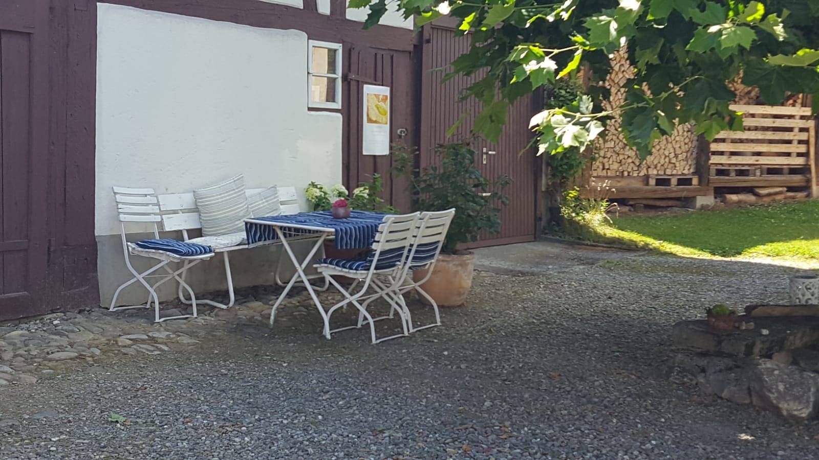 Ganze Ferienwohnung, Bild-raum-kunst - 2,5 Zimmer-Fewo, Freisitz, 60qm, Dg in Gaienhofen, Untersee