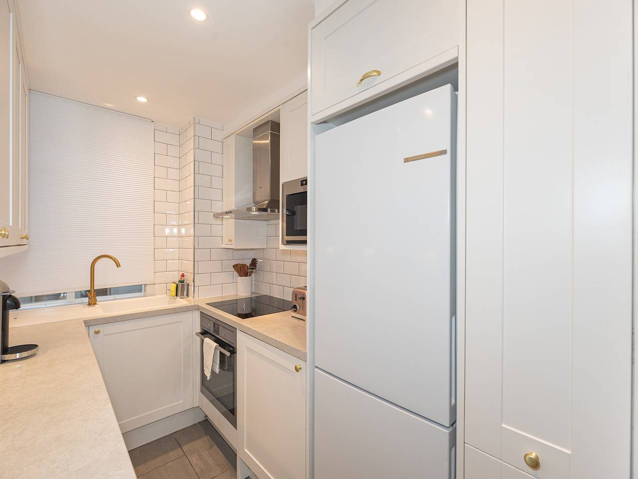 Entire apartment, Bright and Spacious Studio, Knightsbridge, London - Pass the Keys in London, South East England