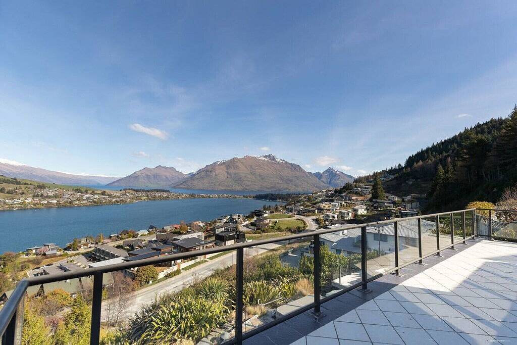 Goldleaf Hill - Fabulous Views mit Spa Pool in Queenstown, Otago