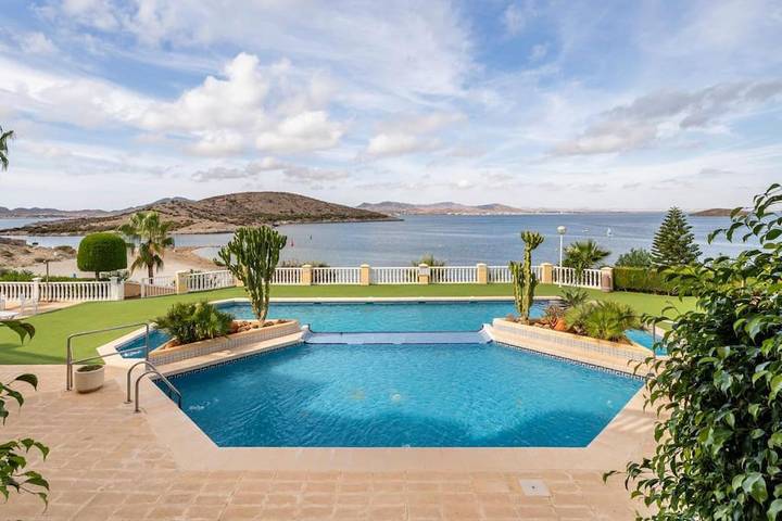 Apartamento de vacaciones para 6 personas, con vistas además de piscina y jardín - 1