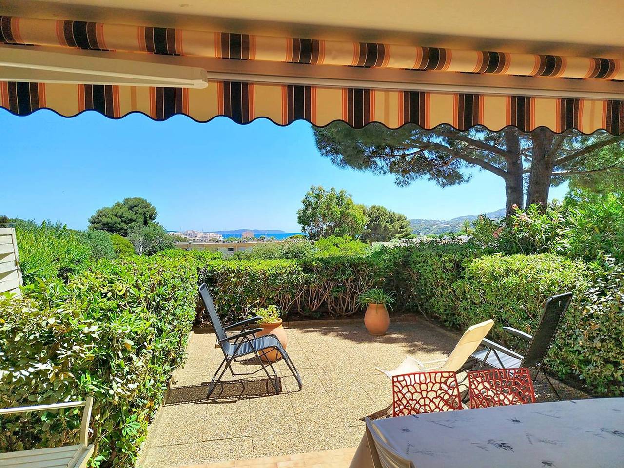 Appartement entier, T2 cabine avec terrasse à La Favière, proche plages et commerces in Bormes-les-Mimosas, Parc national de Port-Cros