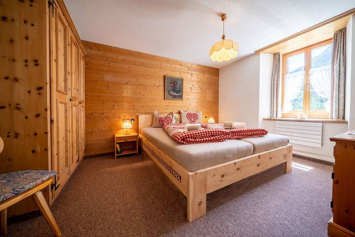 Ganze Wohnung, Chasa Plazza Gronda: Gemütliche 3.5-Zimmerwohung mit Lift, Chemineé und Tiefgarage. in Lavin, Unterengadin