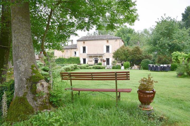 Chambre d’hôte pour 2 personnes, avec jardin ainsi que piscine et vue, animaux acceptés