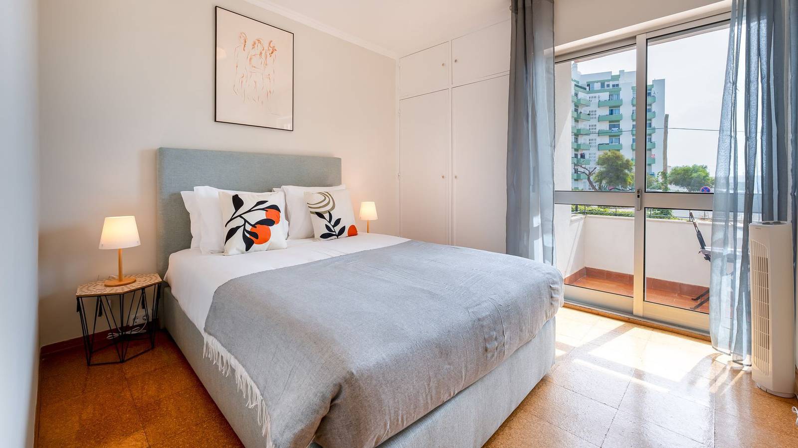 Apartamento inteiro, Comfy 3 Bdr Flat W/ Pool & Balcony by Lovelystay in Portimão, Distrito de Faro