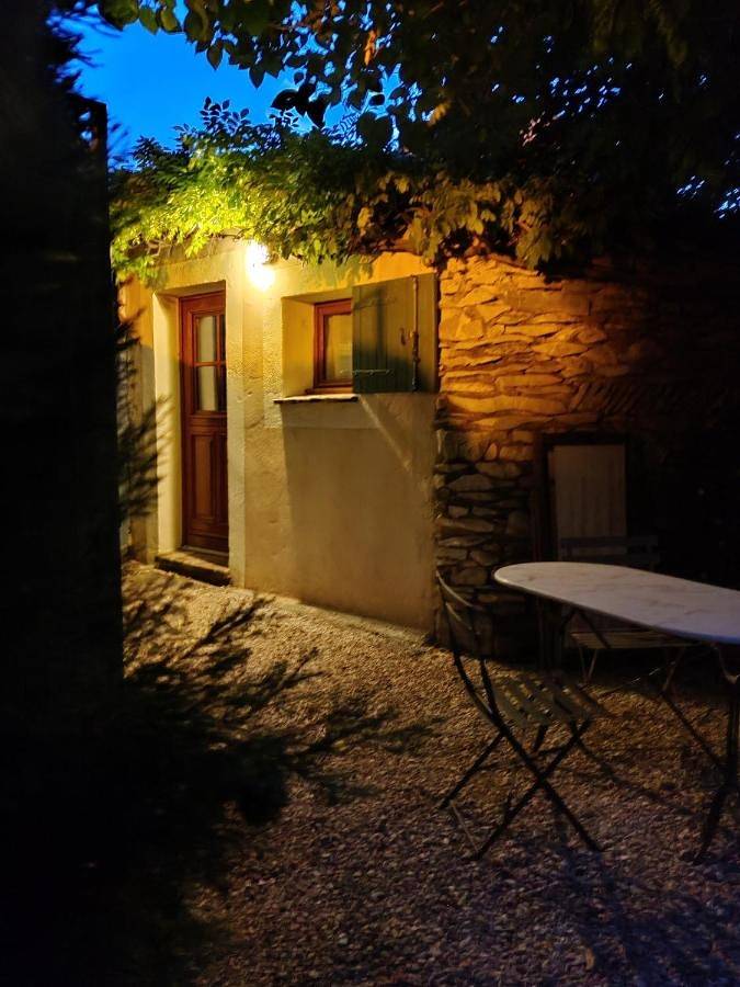 Appartement entier, One-Bedroom Apartment in Tavel, Région de Nîmes