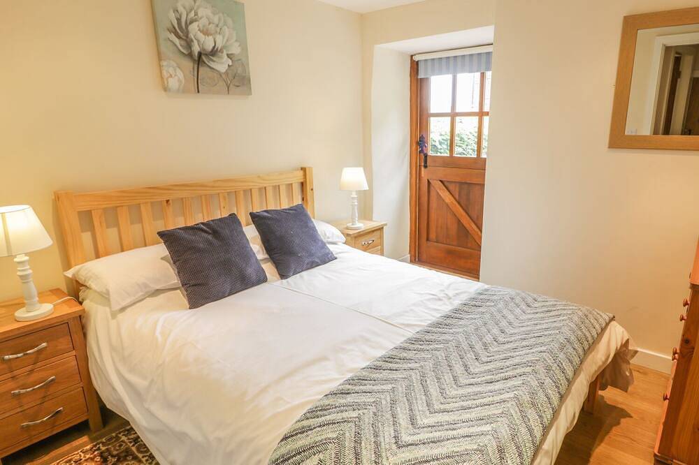 Hendoll Cottage 1, pet friendly, with open fire in Fairbourne in Fairbourne, Snowdonia