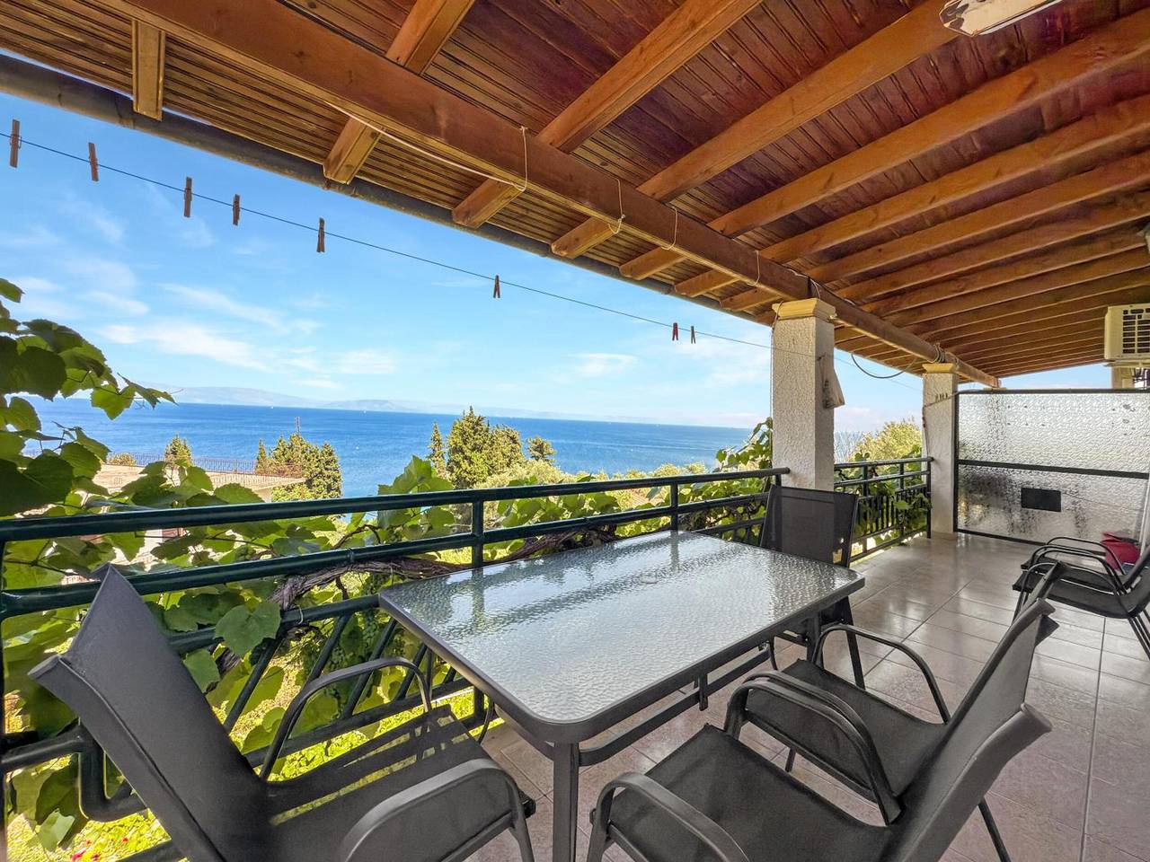 Appartamento intero, Appartamento 'Andromaches Family Room with Balcony' con vista mare, Wi-Fi e aria condizionata in Achilleio, Corfù