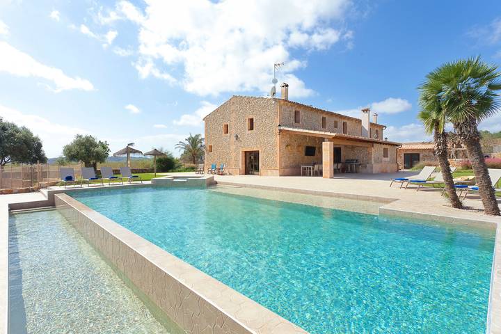Villa für 12 Personen, mit Balkon und Whirlpool sowie Terrasse und Garten auf Mallorca Osten