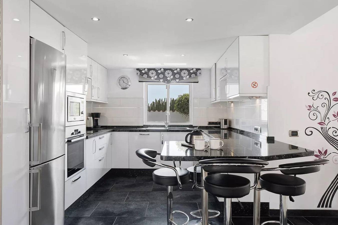 Villa Malpas Exceptional 3 Bed Villa - Sleeps 6 - Pool - Hottub- Parking in Amarilla Golf, Tenerife Sur