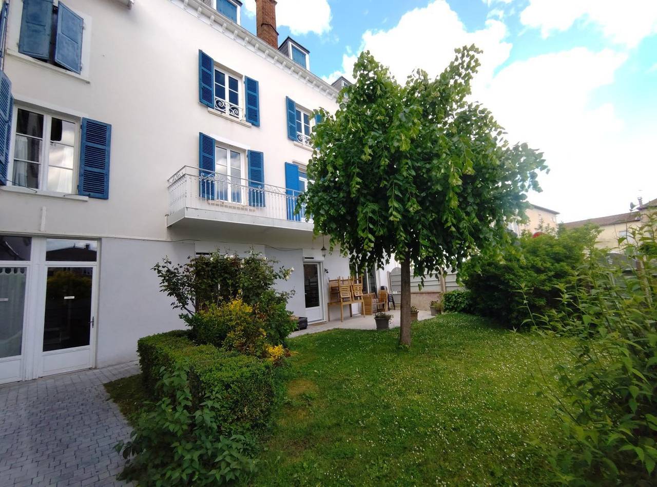 Grand Gîte Les Volets Bleus in Le Perréon, Région de Villefranche-sur-Saône